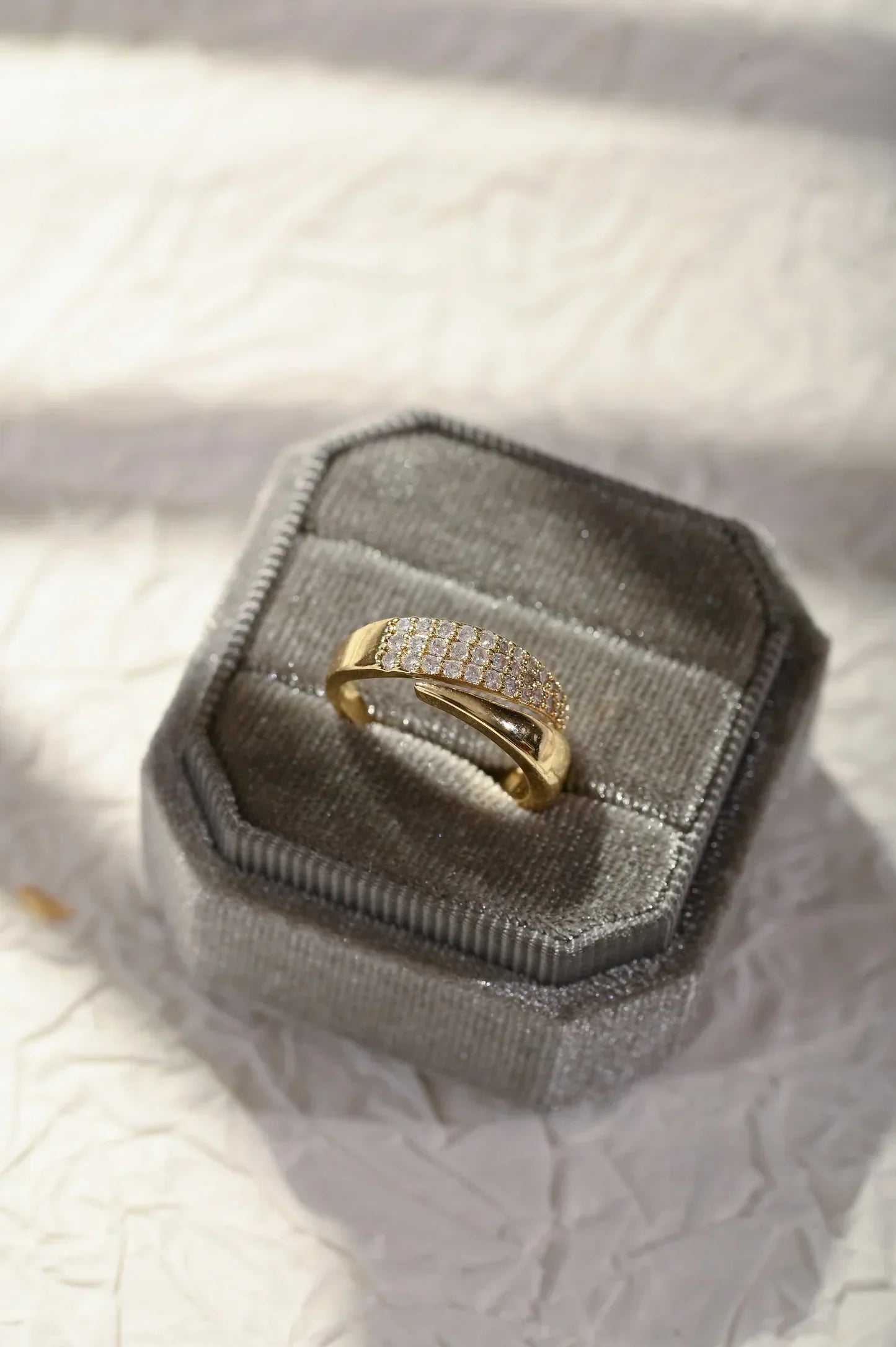 Noa- Anillo elegante con piedras preciosas