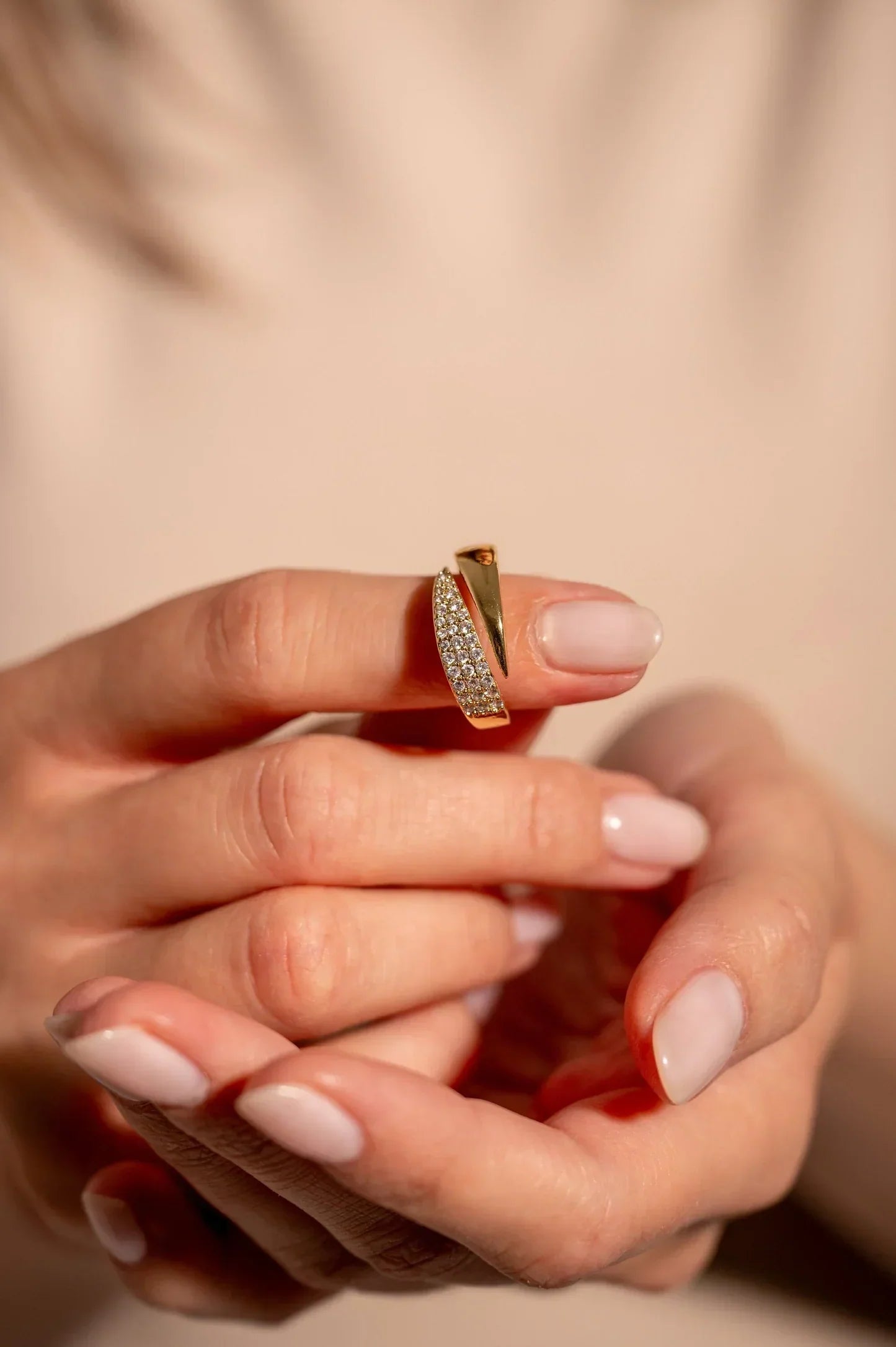 Noa- Anillo elegante con piedras preciosas