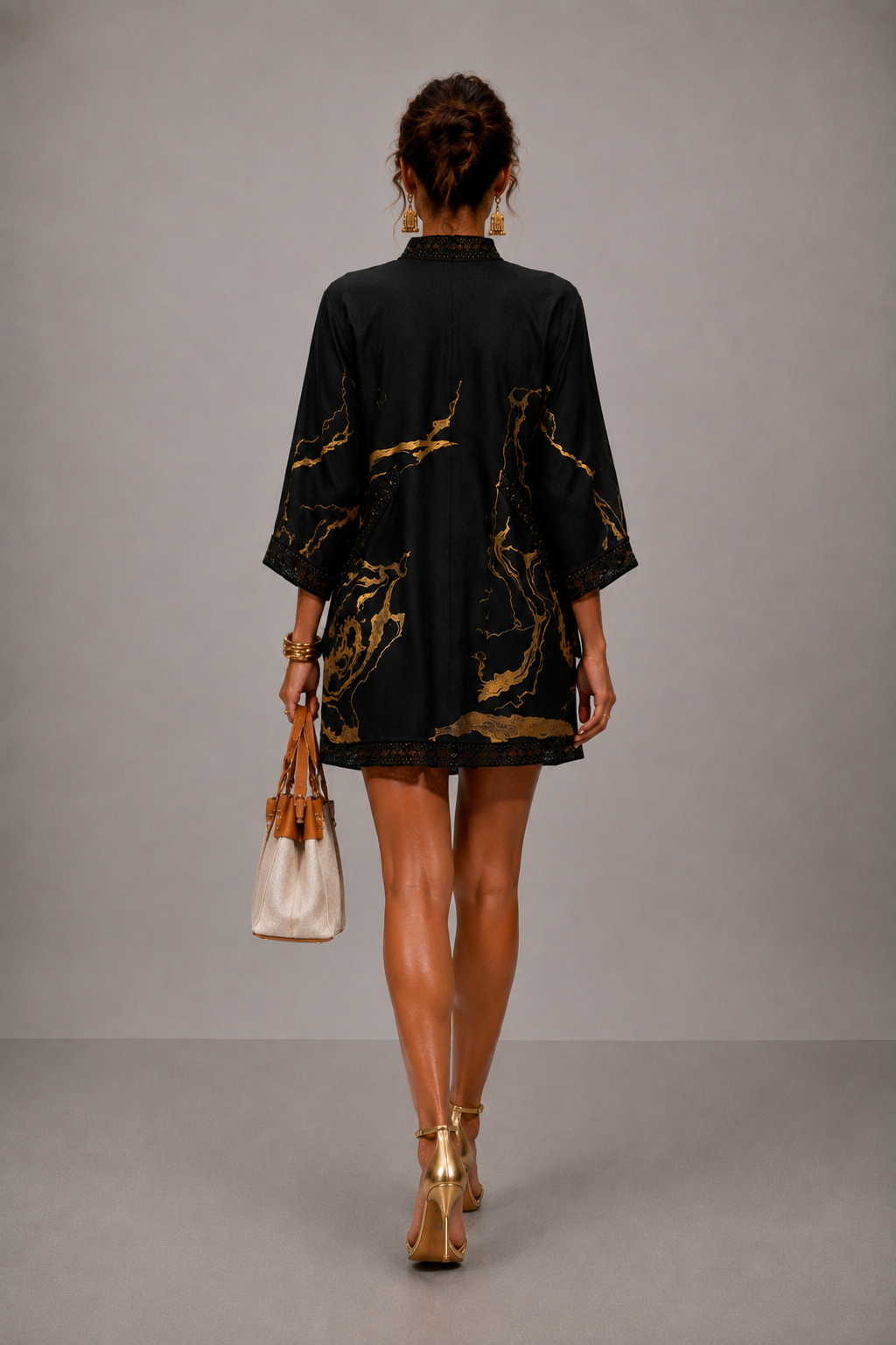 Carmen- Vestido corto con cuello en V estampado en negro y dorado