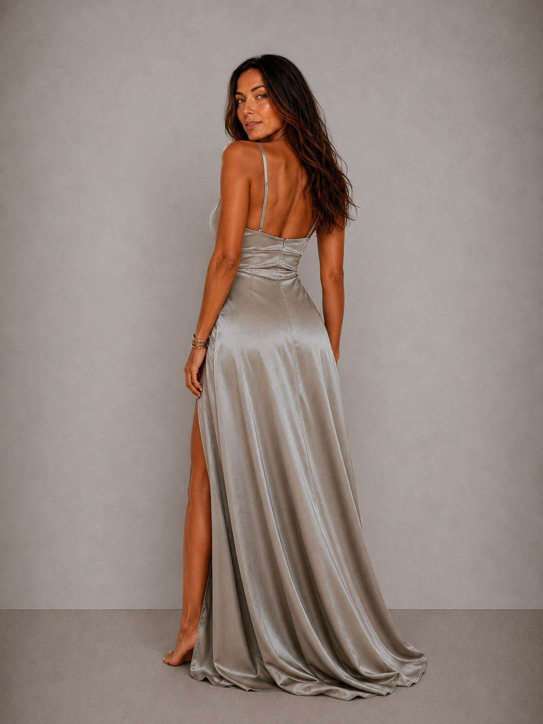 Vestido Susi- Elegancia Satinada con Abertura Lateral