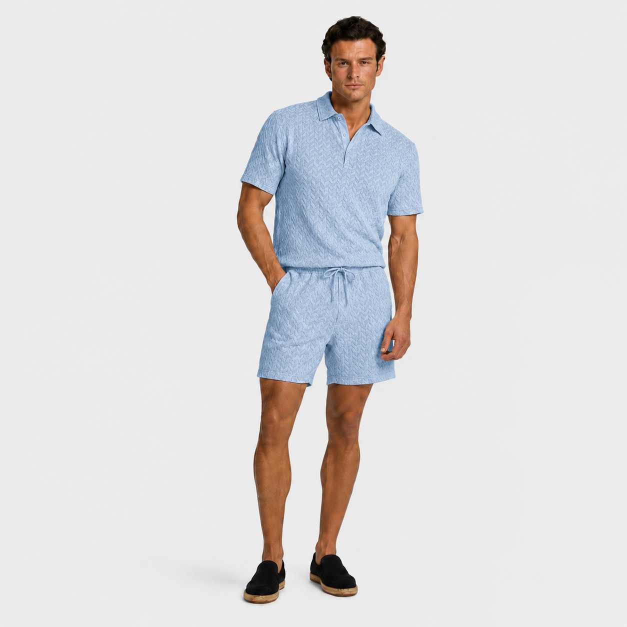 Conjunto de dos piezas para hombre, compuesto por camisa casual y pantalones cortos.