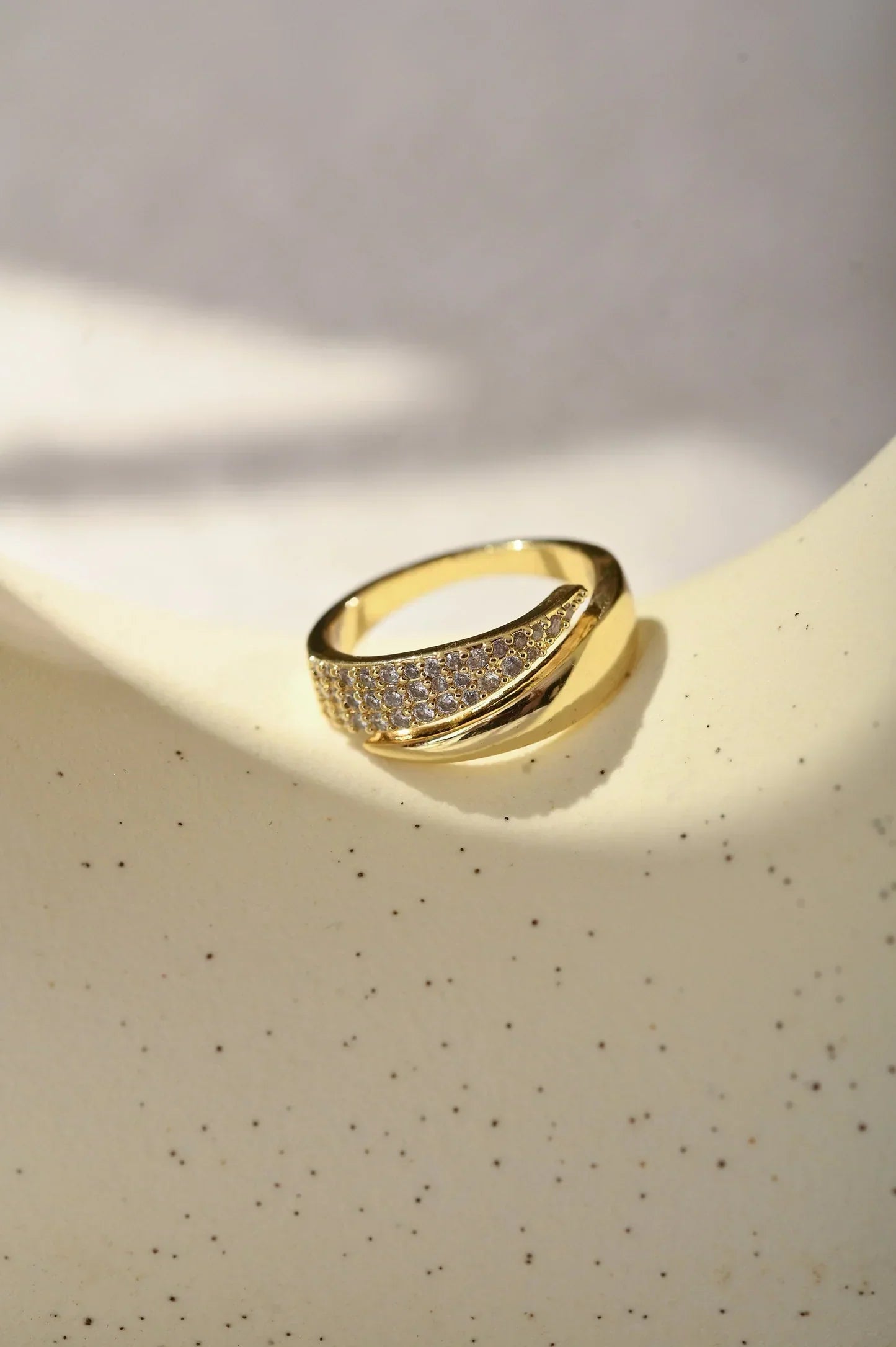 Noa- Anillo  elegante con piedras preciosas