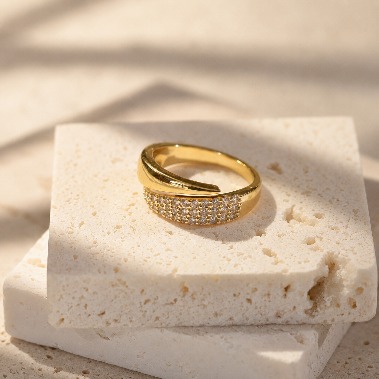 Noa- Anillo  elegante con piedras preciosas