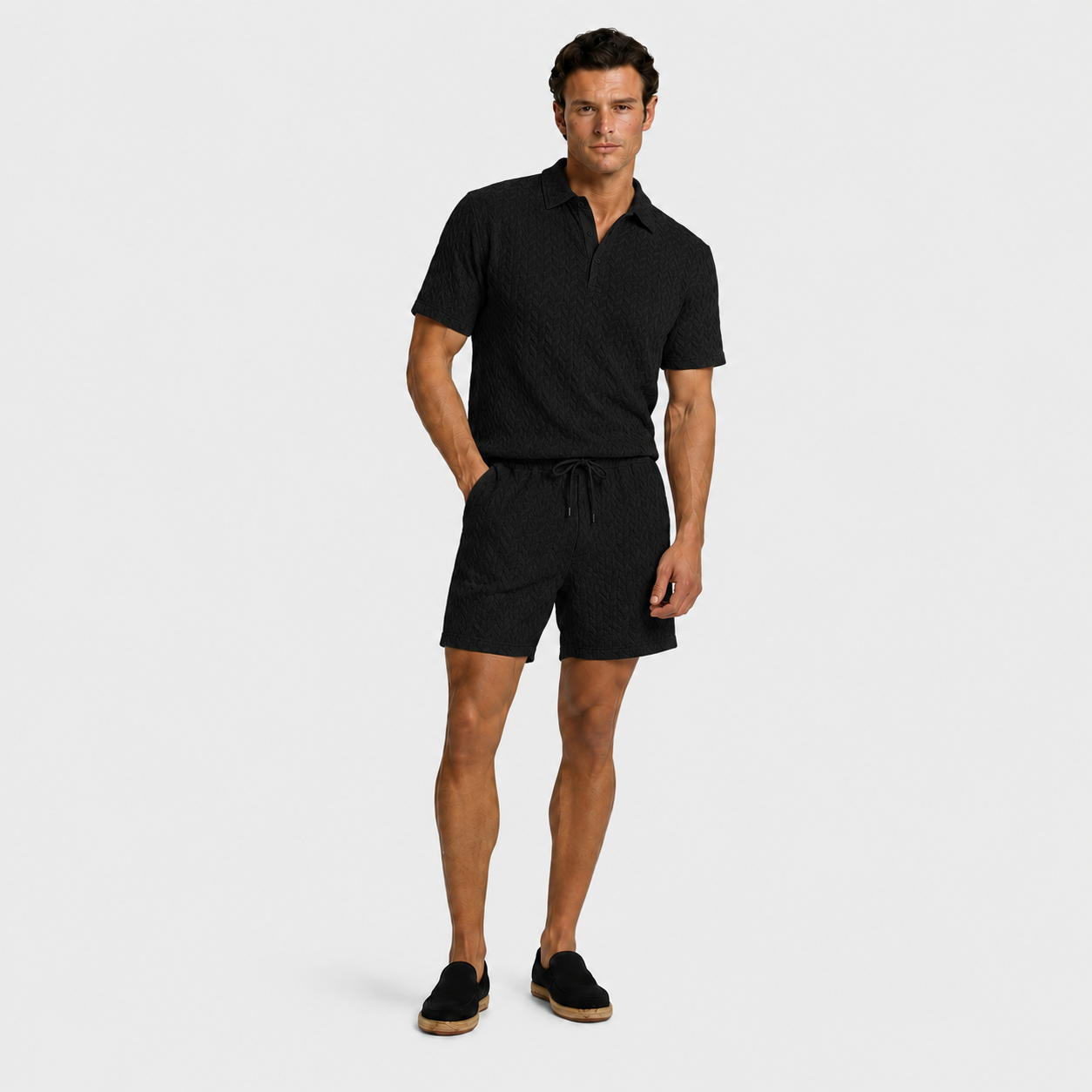 Conjunto de dos piezas para hombre, compuesto por camisa casual y pantalones cortos.