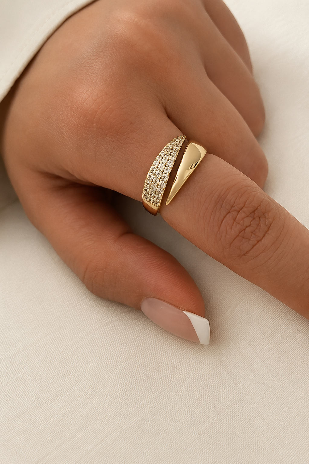 Noa- Anillo  elegante con piedras preciosas