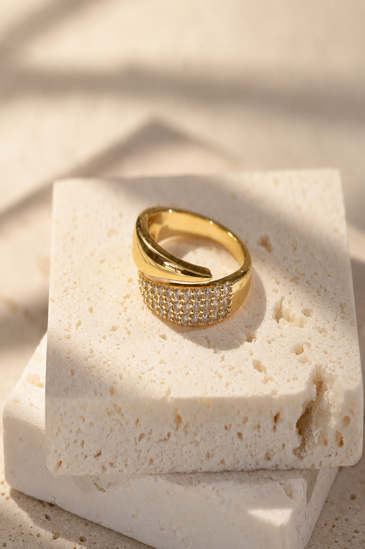 Noa- Anillo  elegante con piedras preciosas